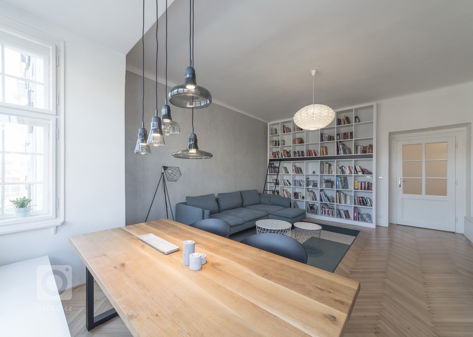 Byt v klasické činžovní zástavbě starých Holešovic je specifický svými prosklenými plochami. V návrhu byla zachována původní dispozice bytu, která je typická…