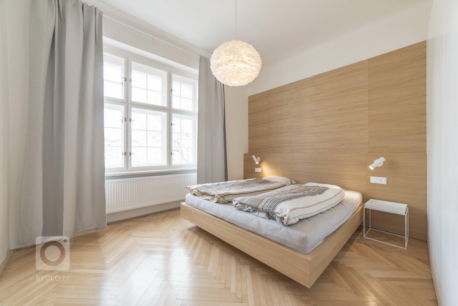 Byt v klasické činžovní zástavbě starých Holešovic je specifický svými prosklenými plochami. V návrhu byla zachována původní dispozice bytu, která je typická…