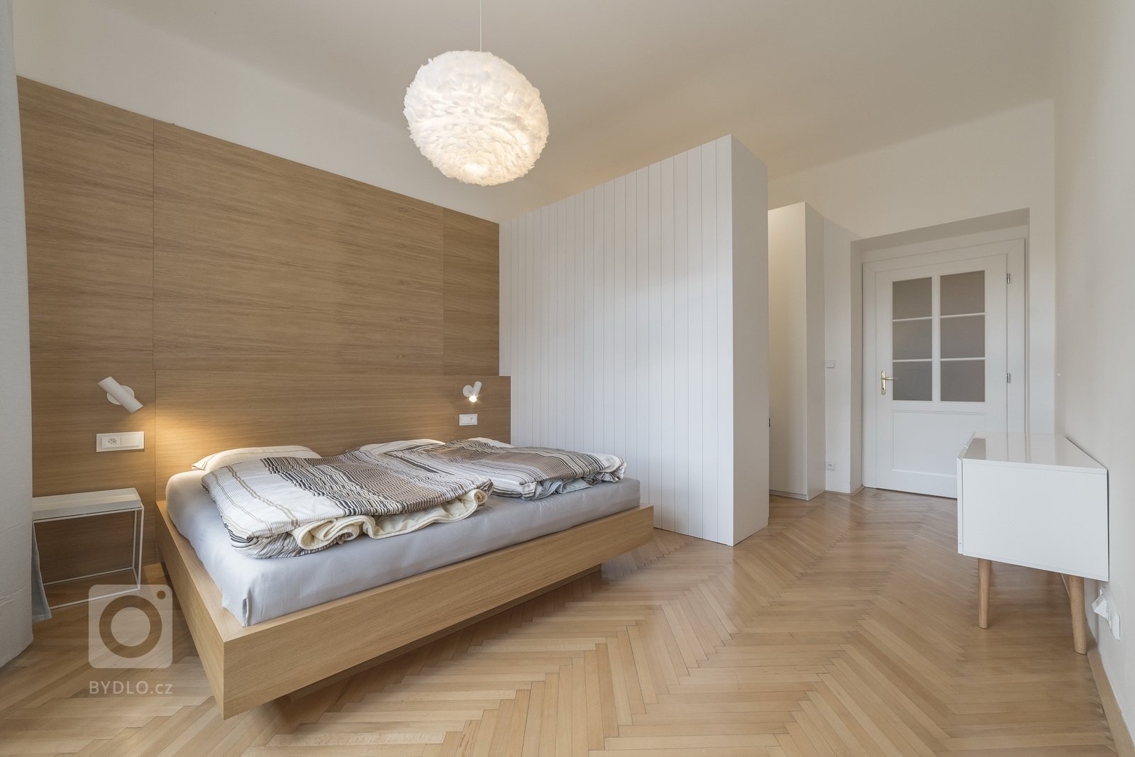 Byt v klasické činžovní zástavbě starých Holešovic je specifický svými prosklenými plochami. V návrhu byla zachována původní dispozice bytu, která je typická…