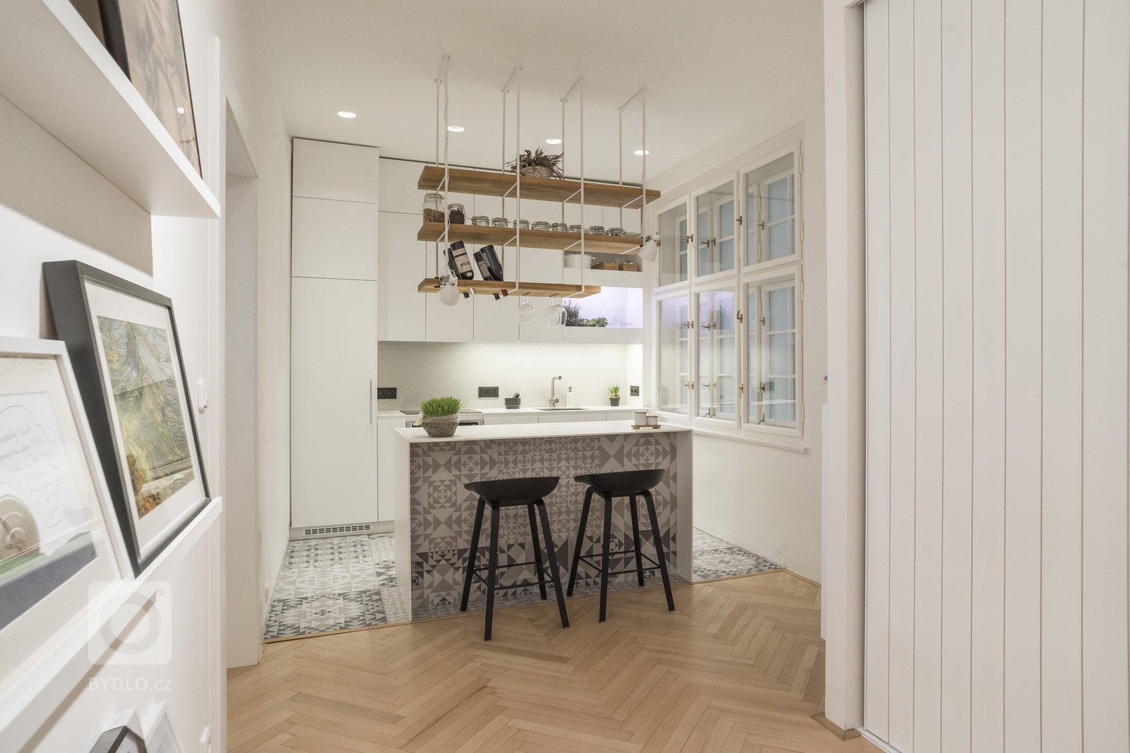 Byt v klasické činžovní zástavbě starých Holešovic je specifický svými prosklenými plochami. V návrhu byla zachována původní dispozice bytu, která je typická…