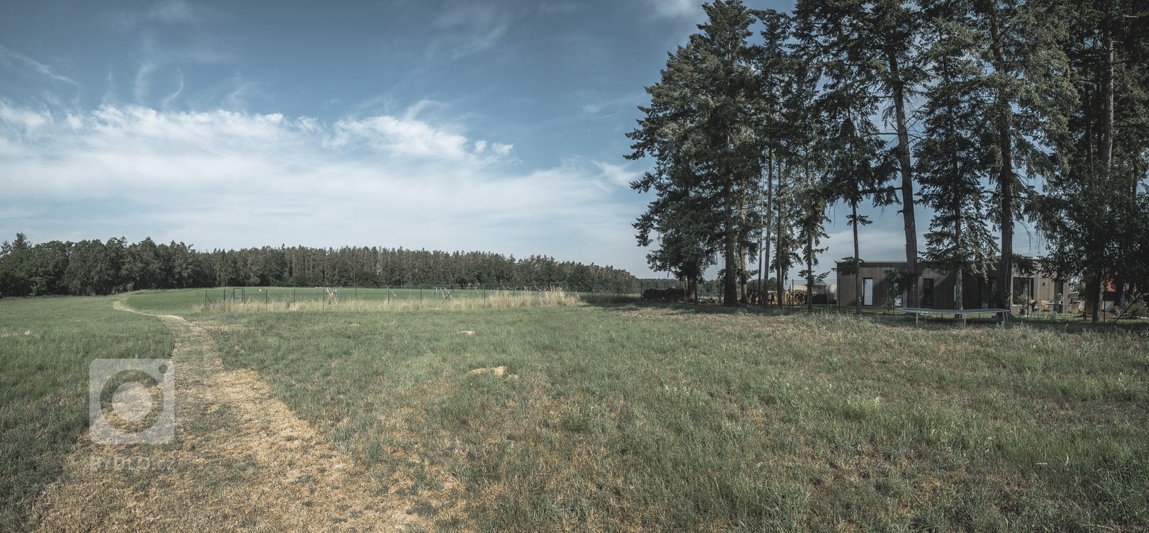 Rodinný dům je navržen jako &bdquo;minimální&ldquo; bydlení pro mladou rodinu s&nbsp; dětmi. Klíčovým faktem bylo zachování, co do největší míry, přírodní…