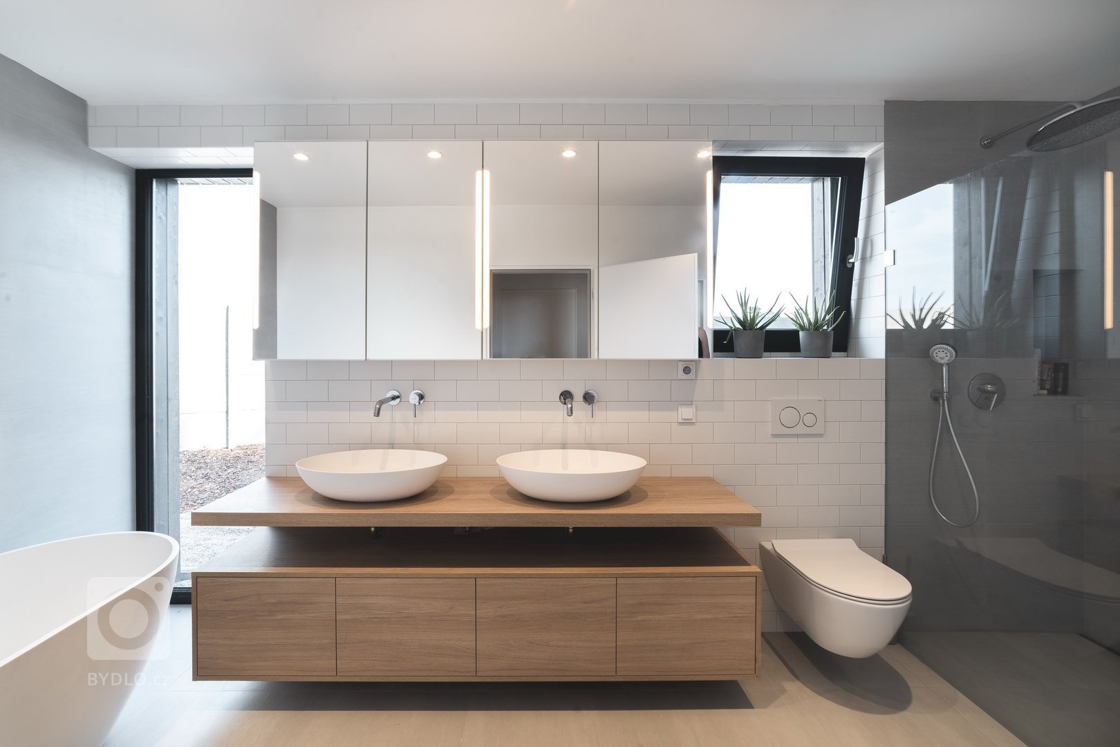 Rodinný dům je navržen jako &bdquo;minimální&ldquo; bydlení pro mladou rodinu s&nbsp; dětmi. Klíčovým faktem bylo zachování, co do největší míry, přírodní…