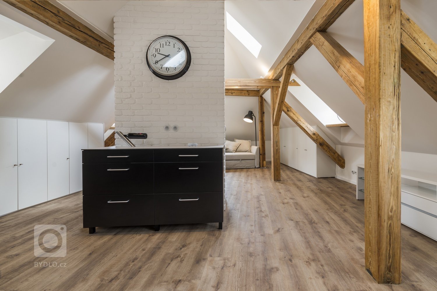 Malebná střešní krajina pražské Malé Strany ukrývá mnoho tajuplných a tmavých půdních prostor. Vhodným zásahem se však některé z nich mění na krásné a…