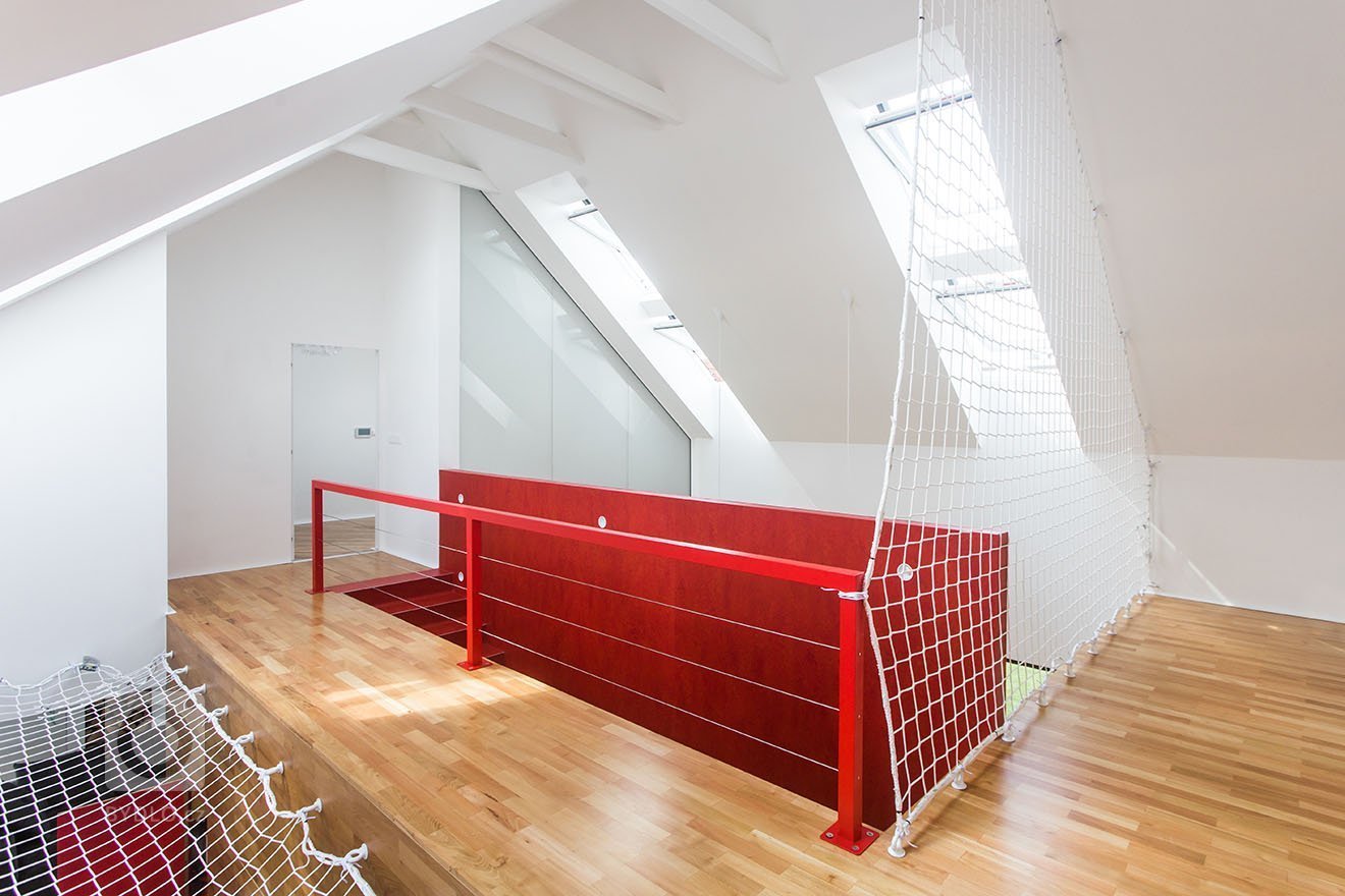 Až na druhý pokus získala tříčlenná rodina perfektní dům, který zcela odpovídá jejím požadavkům. Má otevřenou galerii, je dostatečně prostorný, světlý a zaujme…