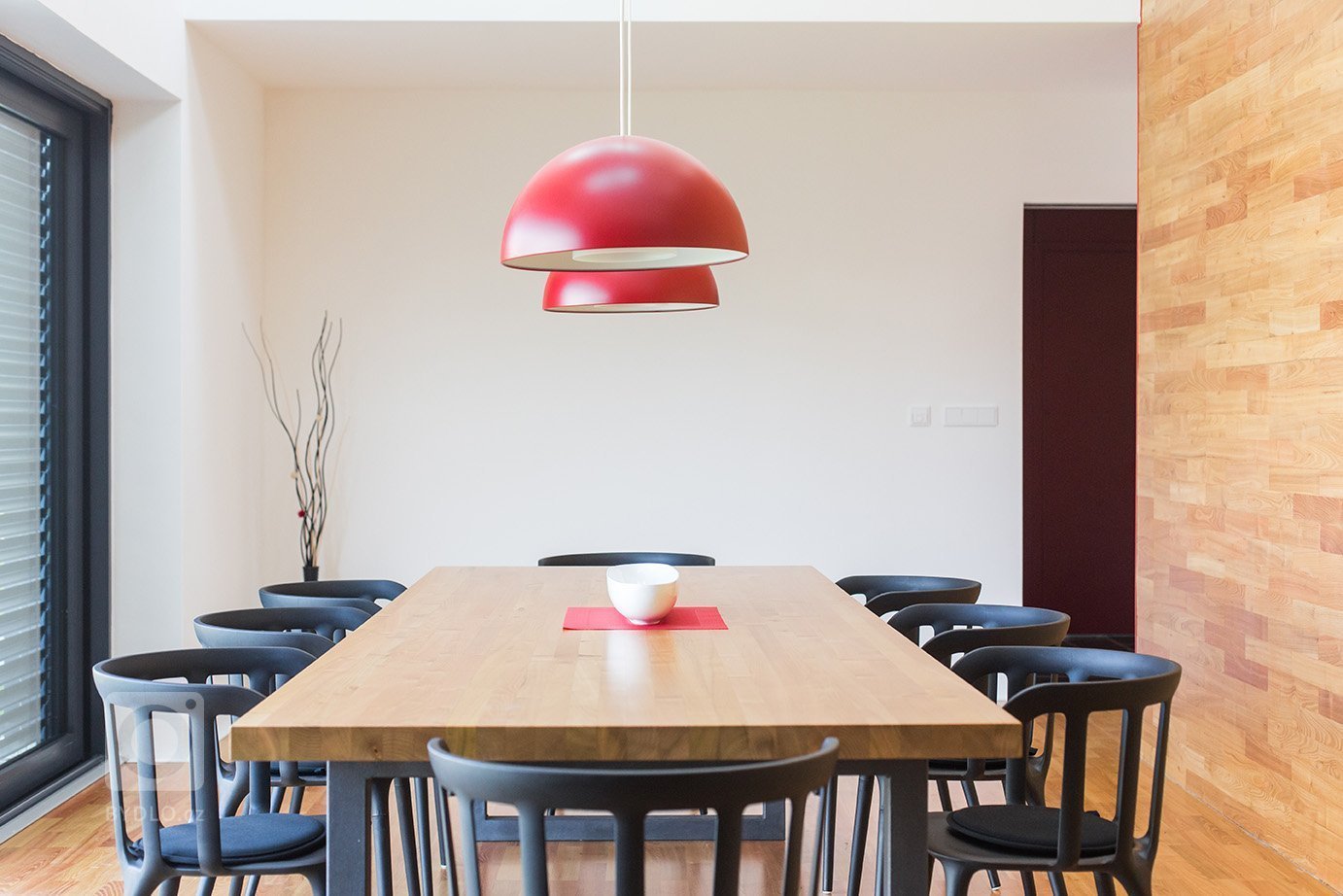 Až na druhý pokus získala tříčlenná rodina perfektní dům, který zcela odpovídá jejím požadavkům. Má otevřenou galerii, je dostatečně prostorný, světlý a zaujme…