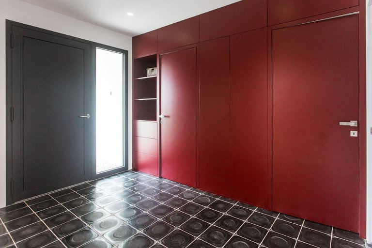 Až na druhý pokus získala tříčlenná rodina perfektní dům, který zcela odpovídá jejím požadavkům. Má otevřenou galerii, je dostatečně prostorný, světlý a zaujme…