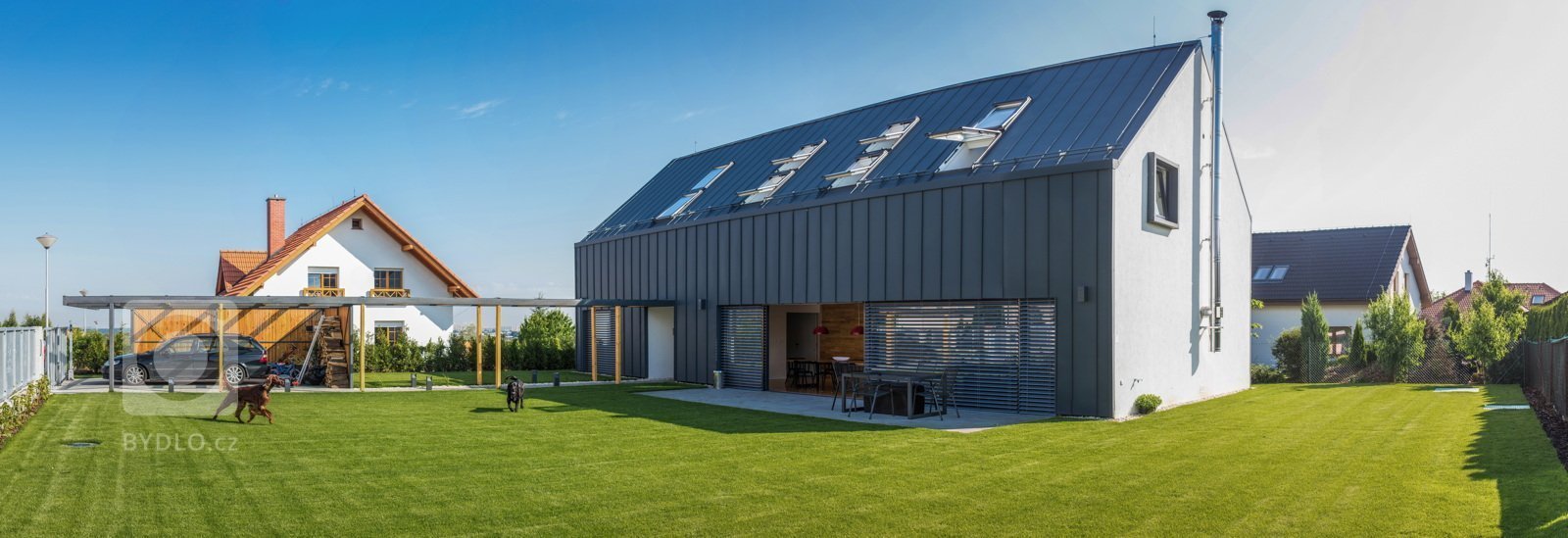 Až na druhý pokus získala tříčlenná rodina perfektní dům, který zcela odpovídá jejím požadavkům. Má otevřenou galerii, je dostatečně prostorný, světlý a zaujme…