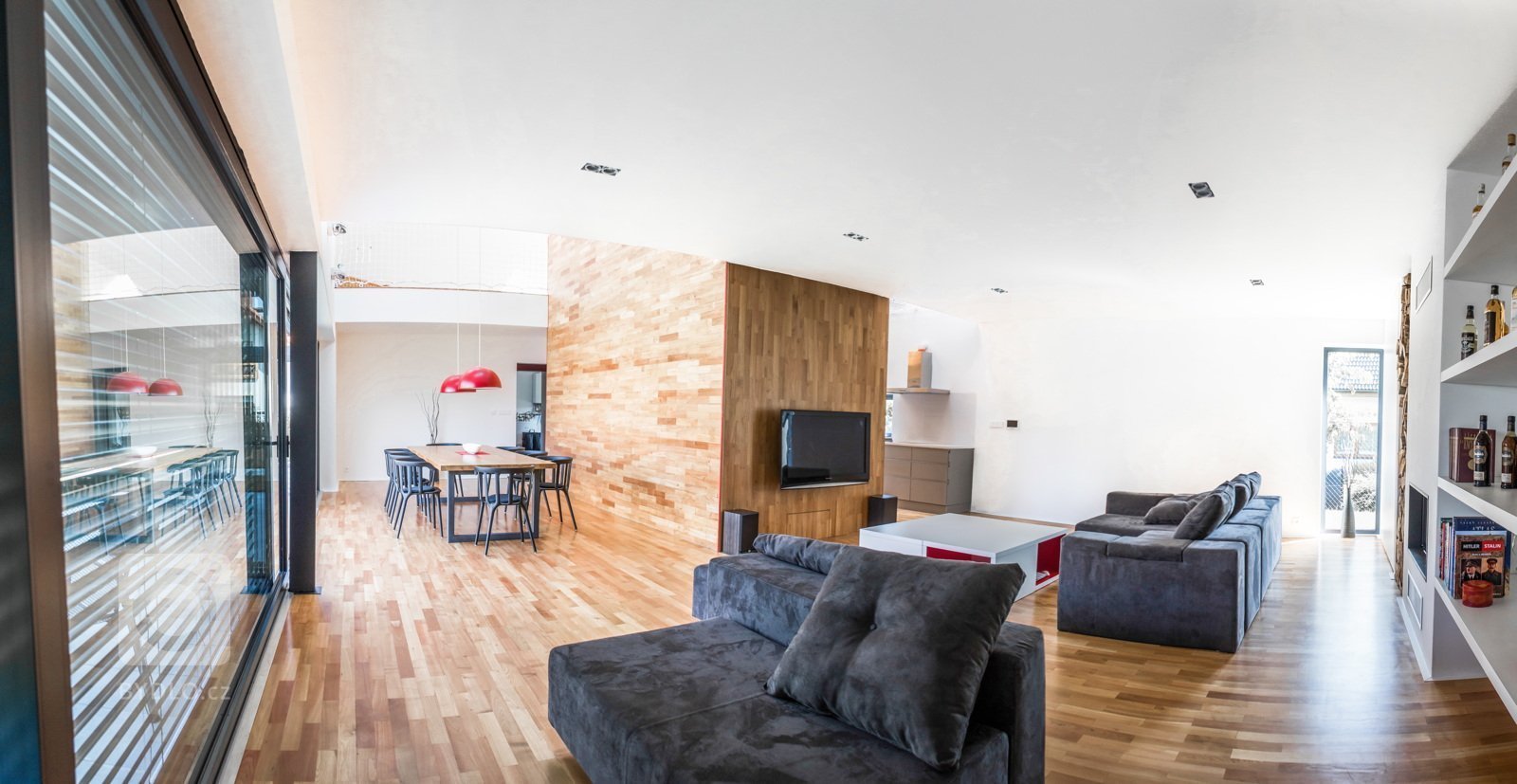 Až na druhý pokus získala tříčlenná rodina perfektní dům, který zcela odpovídá jejím požadavkům. Má otevřenou galerii, je dostatečně prostorný, světlý a zaujme…