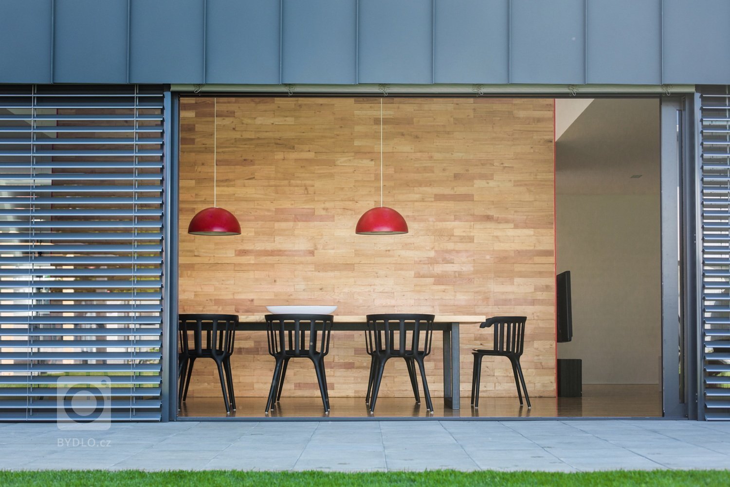 Až na druhý pokus získala tříčlenná rodina perfektní dům, který zcela odpovídá jejím požadavkům. Má otevřenou galerii, je dostatečně prostorný, světlý a zaujme…