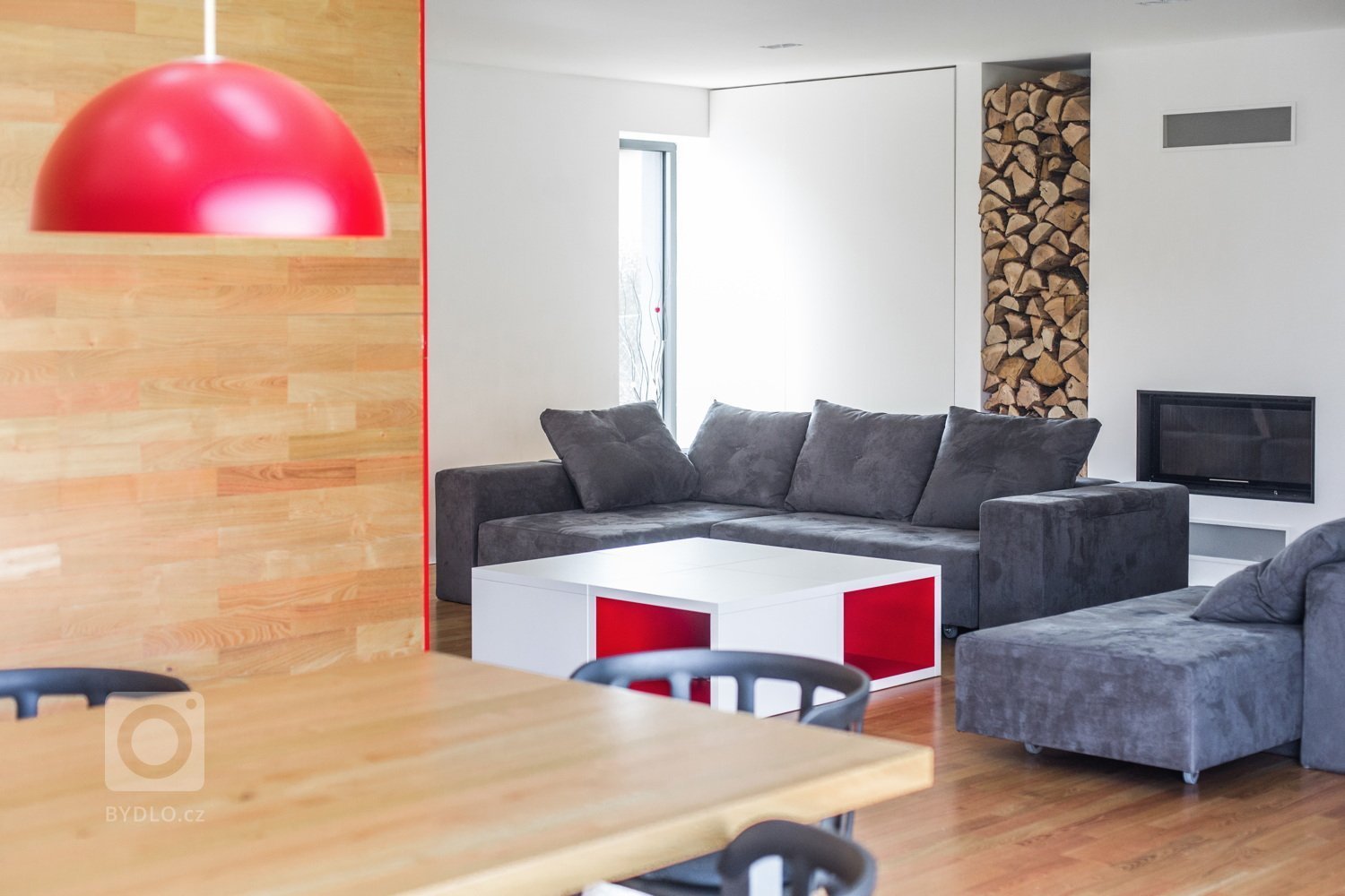 Až na druhý pokus získala tříčlenná rodina perfektní dům, který zcela odpovídá jejím požadavkům. Má otevřenou galerii, je dostatečně prostorný, světlý a zaujme…