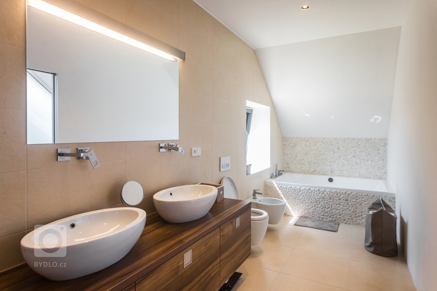 Až na druhý pokus získala tříčlenná rodina perfektní dům, který zcela odpovídá jejím požadavkům. Má otevřenou galerii, je dostatečně prostorný, světlý a zaujme…