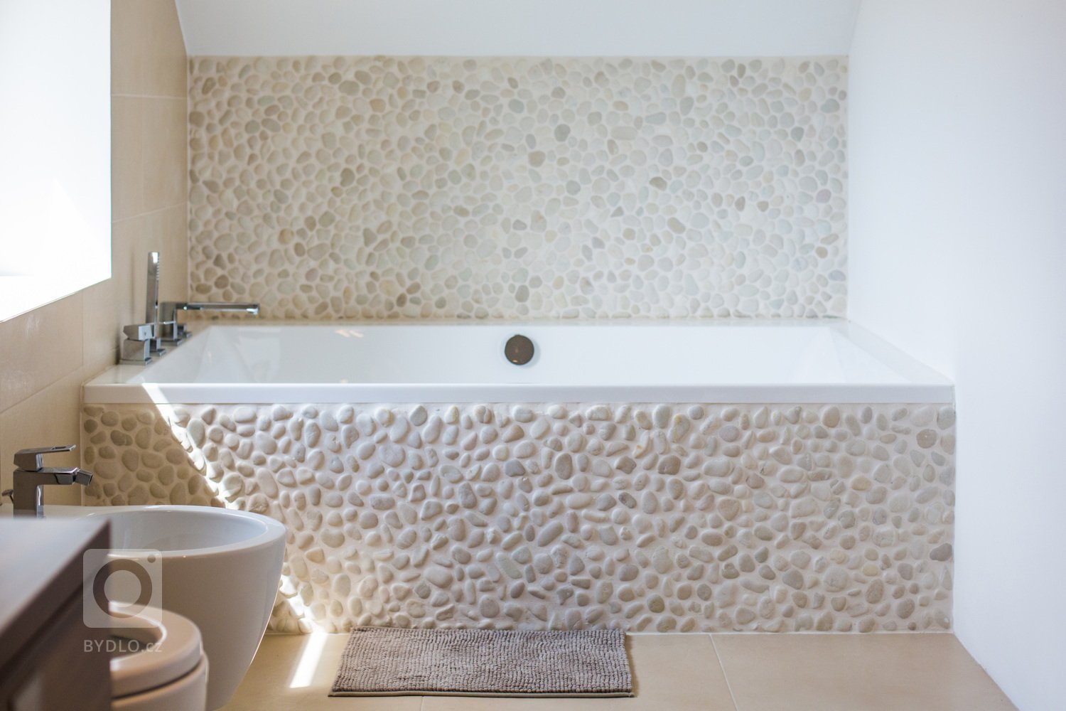 Až na druhý pokus získala tříčlenná rodina perfektní dům, který zcela odpovídá jejím požadavkům. Má otevřenou galerii, je dostatečně prostorný, světlý a zaujme…