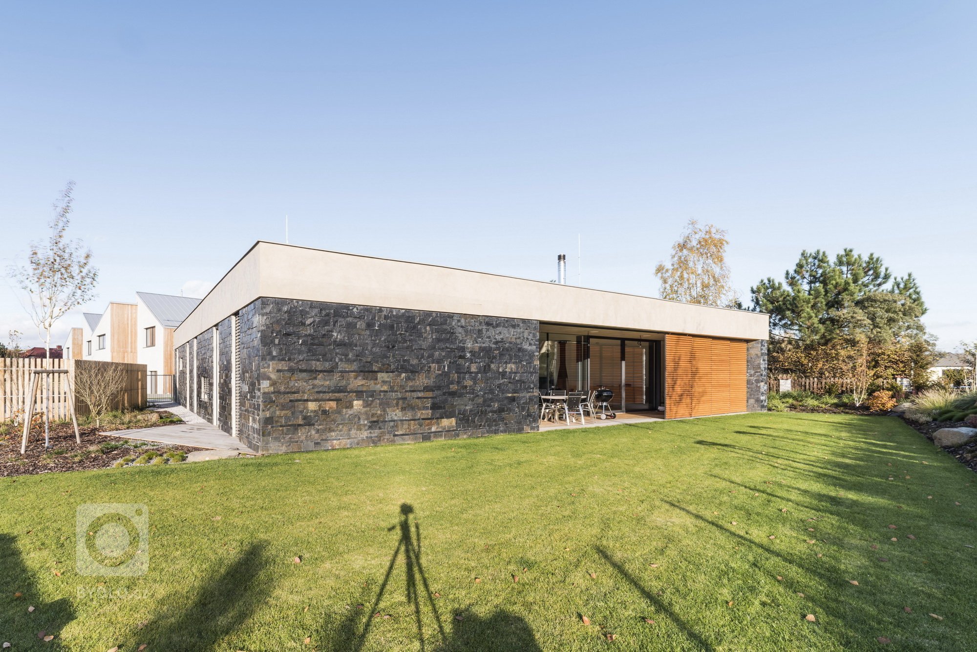 Hlavním konceptem bylo vytvořit otevřený fluidní prostor, který nebude mít žádné zbytečné dveře, chodby ani překážky. Je to jeden z příkladů, jak může dům díky…