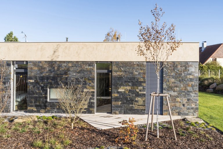 Hlavním konceptem bylo vytvořit otevřený fluidní prostor, který nebude mít žádné zbytečné dveře, chodby ani překážky. Je to jeden z příkladů, jak může dům díky…