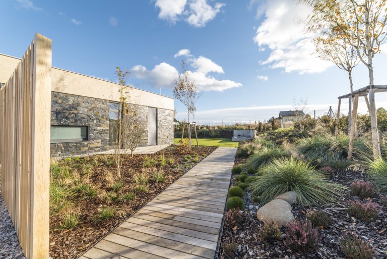 Hlavním konceptem bylo vytvořit otevřený fluidní prostor, který nebude mít žádné zbytečné dveře, chodby ani překážky. Je to jeden z příkladů, jak může dům díky…