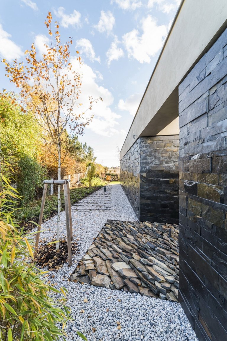 Hlavním konceptem bylo vytvořit otevřený fluidní prostor, který nebude mít žádné zbytečné dveře, chodby ani překážky. Je to jeden z příkladů, jak může dům díky…