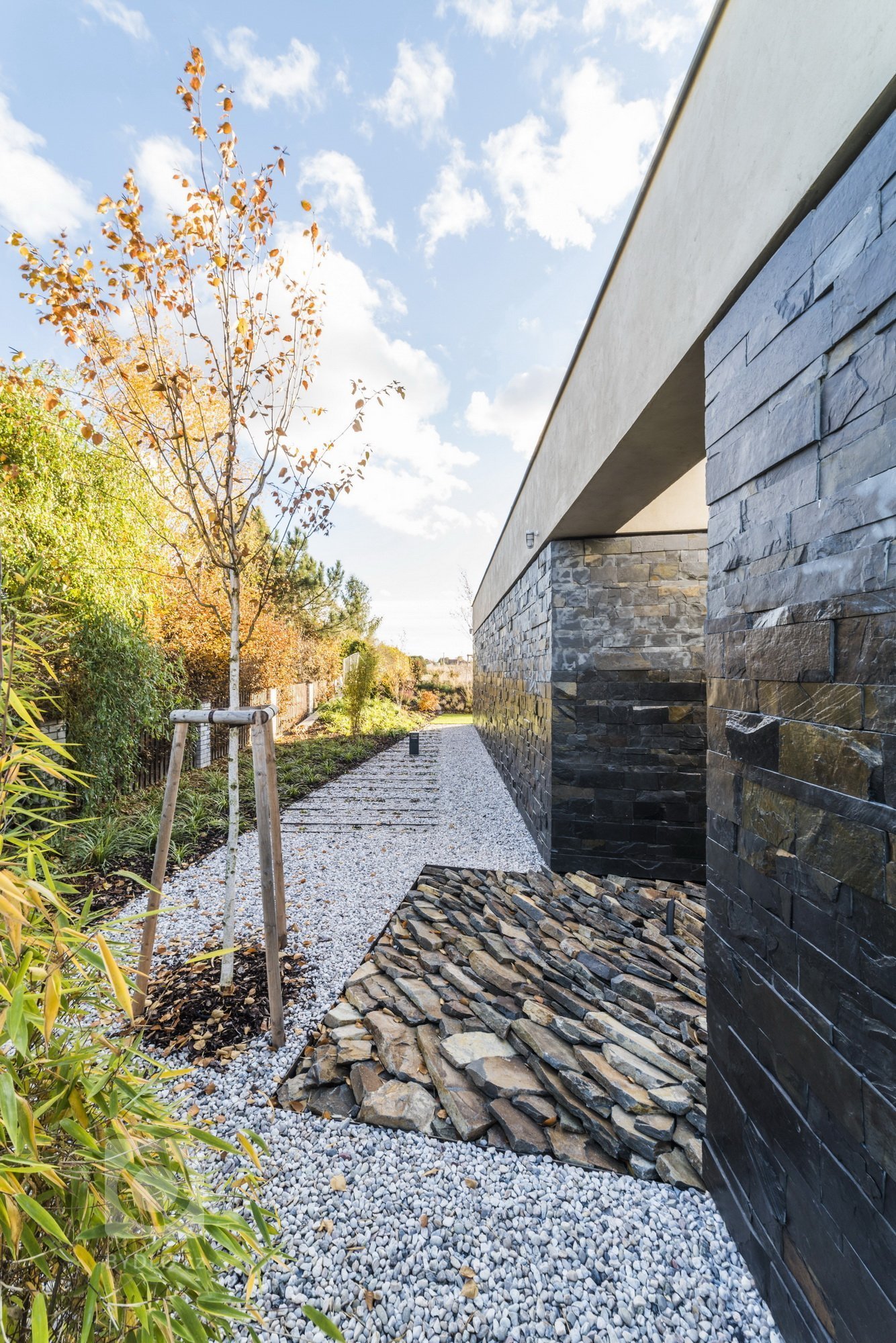 Hlavním konceptem bylo vytvořit otevřený fluidní prostor, který nebude mít žádné zbytečné dveře, chodby ani překážky. Je to jeden z příkladů, jak může dům díky…