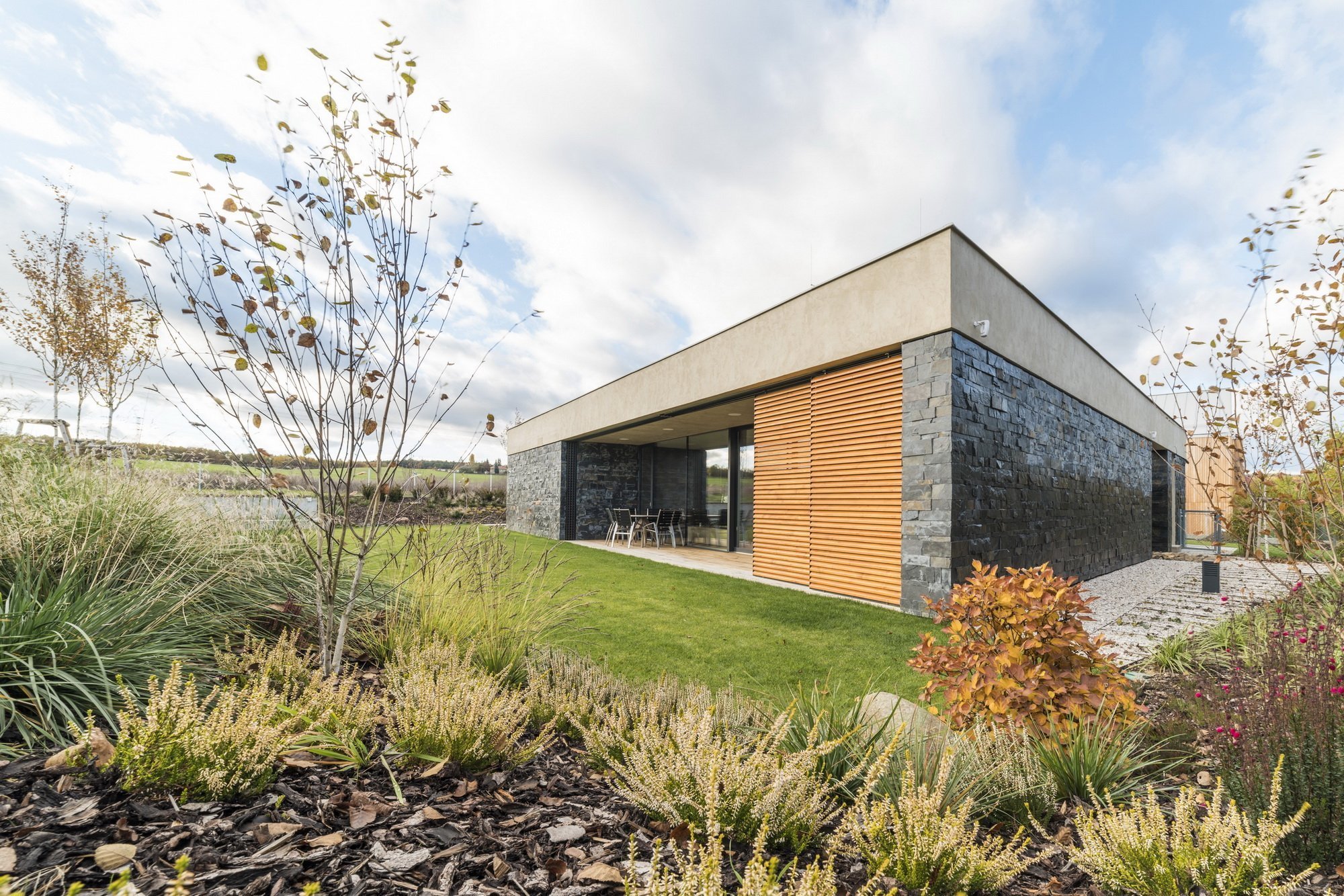 Hlavním konceptem bylo vytvořit otevřený fluidní prostor, který nebude mít žádné zbytečné dveře, chodby ani překážky. Je to jeden z příkladů, jak může dům díky…