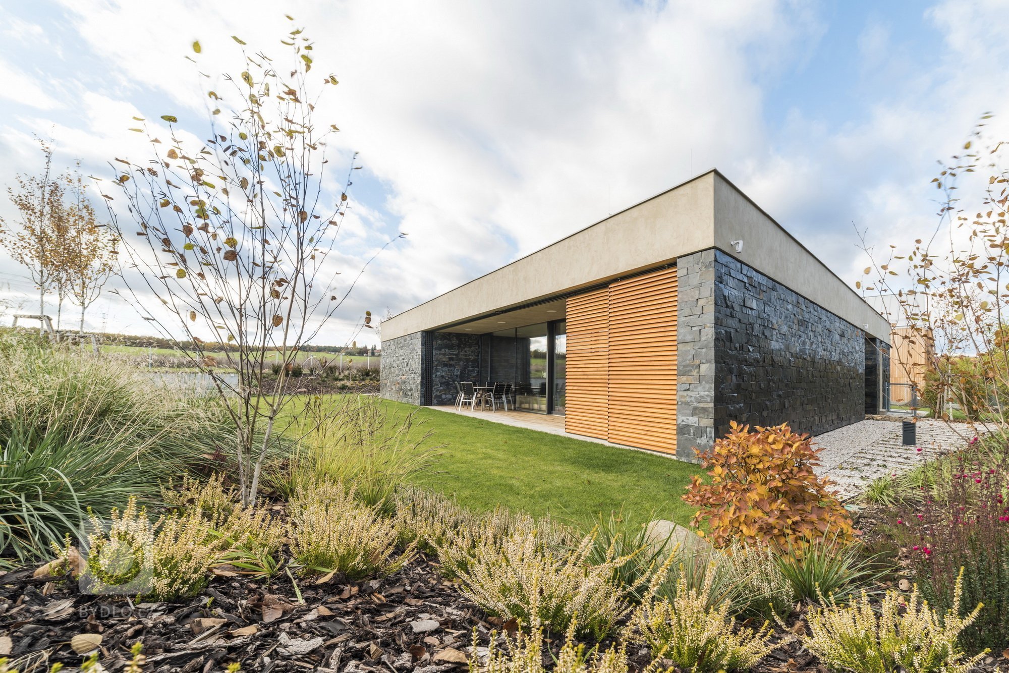 Hlavním konceptem bylo vytvořit otevřený fluidní prostor, který nebude mít žádné zbytečné dveře, chodby ani překážky. Je to jeden z příkladů, jak může dům díky…