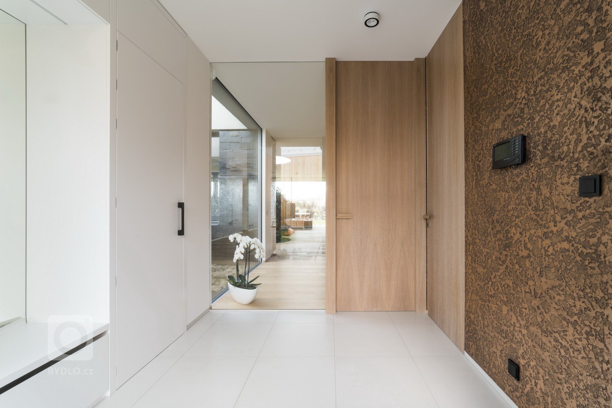 Hlavním konceptem bylo vytvořit otevřený fluidní prostor, který nebude mít žádné zbytečné dveře, chodby ani překážky. Je to jeden z příkladů, jak může dům díky…