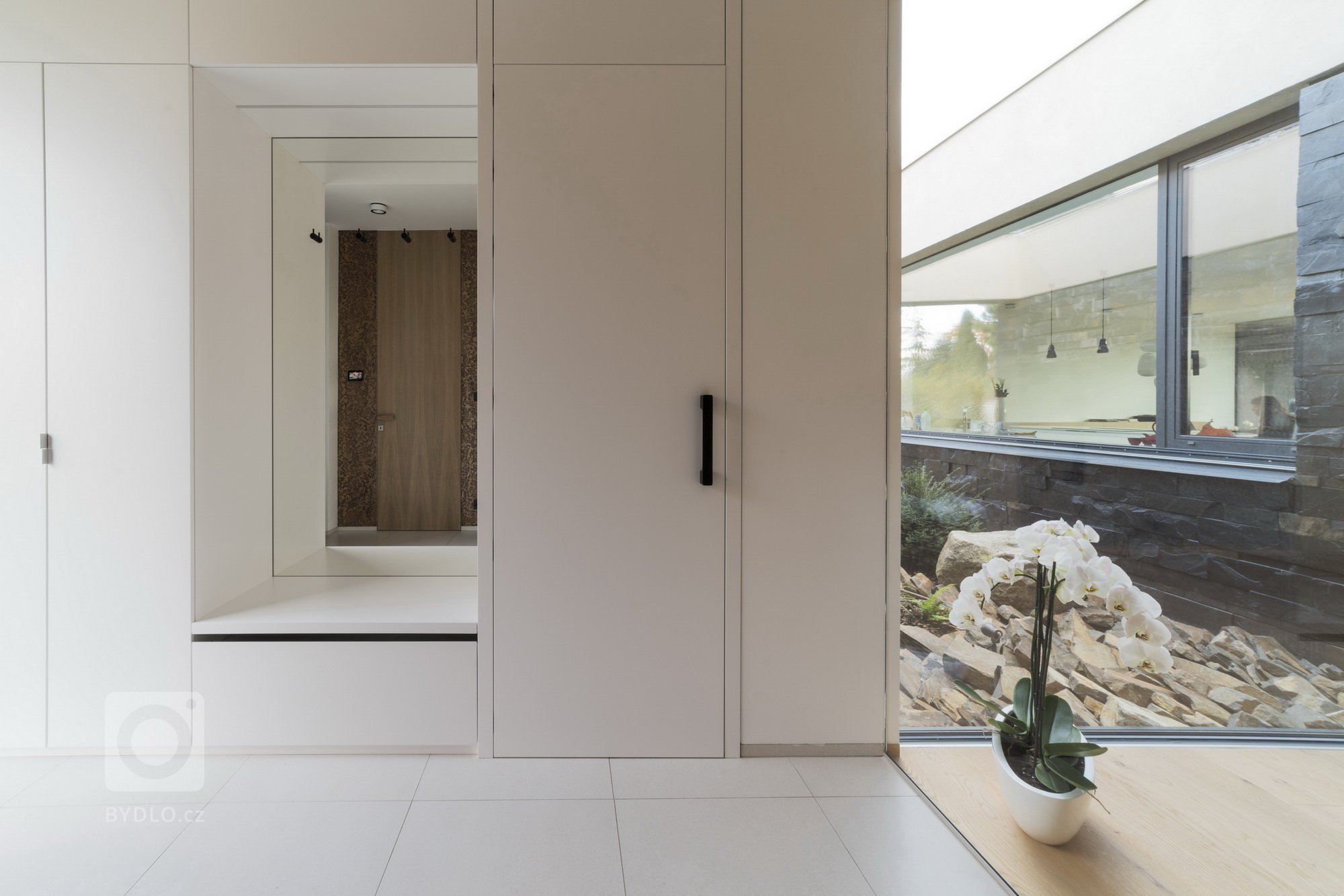 Hlavním konceptem bylo vytvořit otevřený fluidní prostor, který nebude mít žádné zbytečné dveře, chodby ani překážky. Je to jeden z příkladů, jak může dům díky…