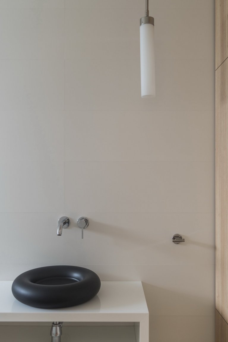 Hlavním konceptem bylo vytvořit otevřený fluidní prostor, který nebude mít žádné zbytečné dveře, chodby ani překážky. Je to jeden z příkladů, jak může dům díky…