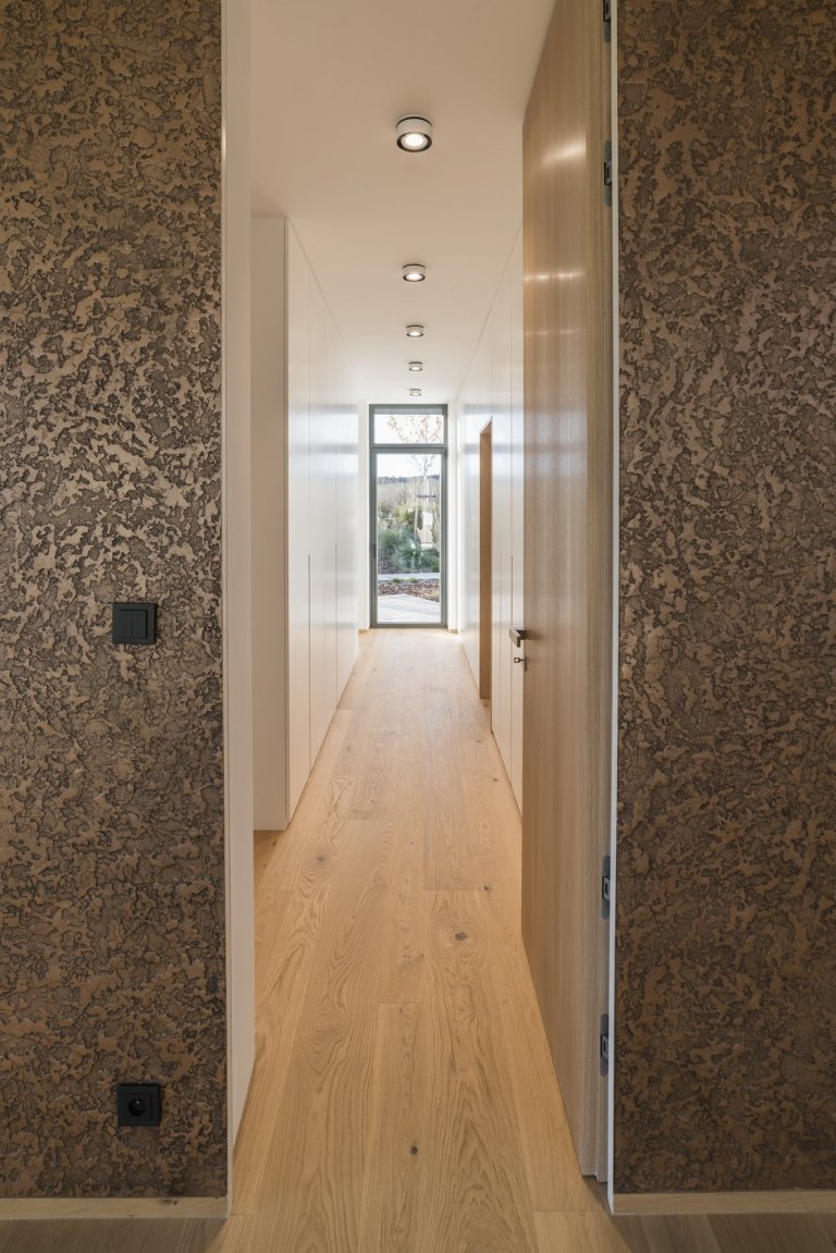 Hlavním konceptem bylo vytvořit otevřený fluidní prostor, který nebude mít žádné zbytečné dveře, chodby ani překážky. Je to jeden z příkladů, jak může dům díky…