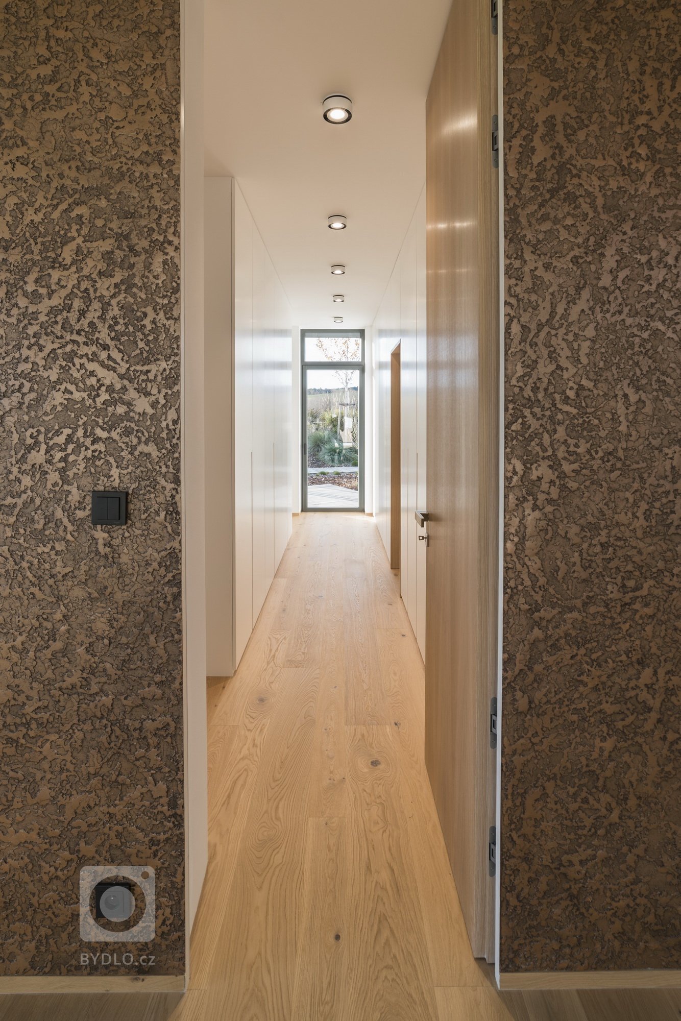 Hlavním konceptem bylo vytvořit otevřený fluidní prostor, který nebude mít žádné zbytečné dveře, chodby ani překážky. Je to jeden z příkladů, jak může dům díky…