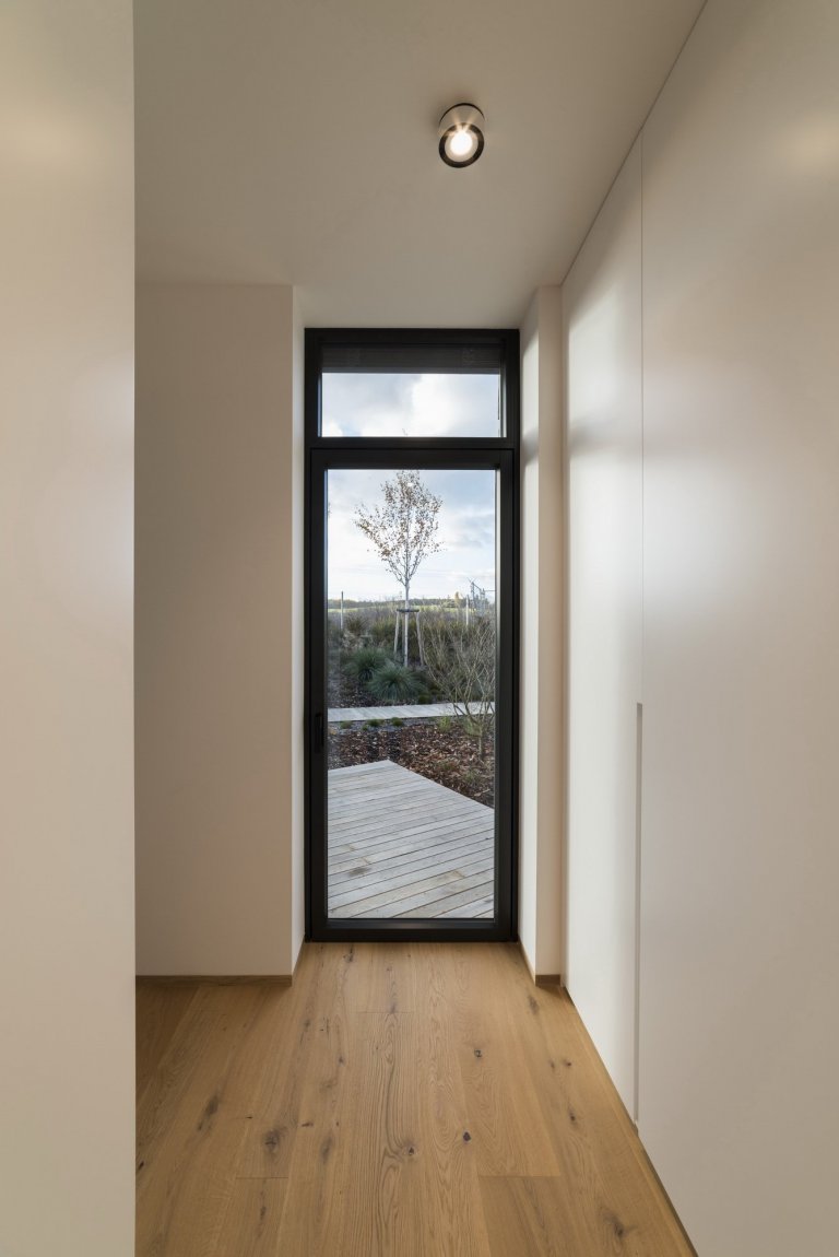 Hlavním konceptem bylo vytvořit otevřený fluidní prostor, který nebude mít žádné zbytečné dveře, chodby ani překážky. Je to jeden z příkladů, jak může dům díky…