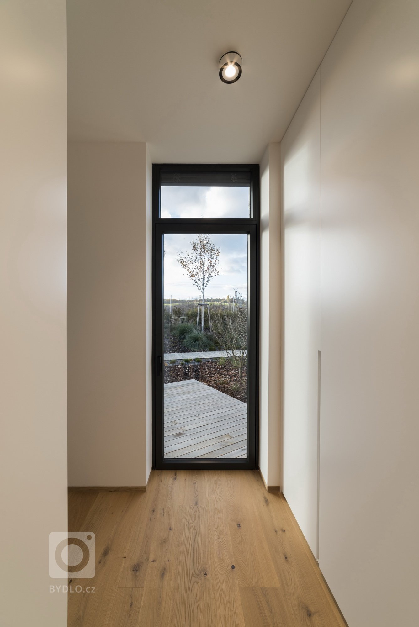 Hlavním konceptem bylo vytvořit otevřený fluidní prostor, který nebude mít žádné zbytečné dveře, chodby ani překážky. Je to jeden z příkladů, jak může dům díky…