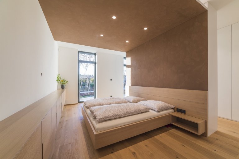 Hlavním konceptem bylo vytvořit otevřený fluidní prostor, který nebude mít žádné zbytečné dveře, chodby ani překážky. Je to jeden z příkladů, jak může dům díky…