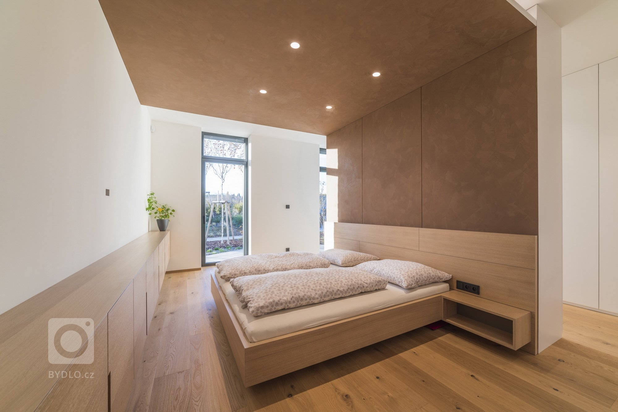 Hlavním konceptem bylo vytvořit otevřený fluidní prostor, který nebude mít žádné zbytečné dveře, chodby ani překážky. Je to jeden z příkladů, jak může dům díky…