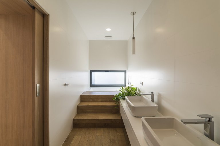 Hlavním konceptem bylo vytvořit otevřený fluidní prostor, který nebude mít žádné zbytečné dveře, chodby ani překážky. Je to jeden z příkladů, jak může dům díky…