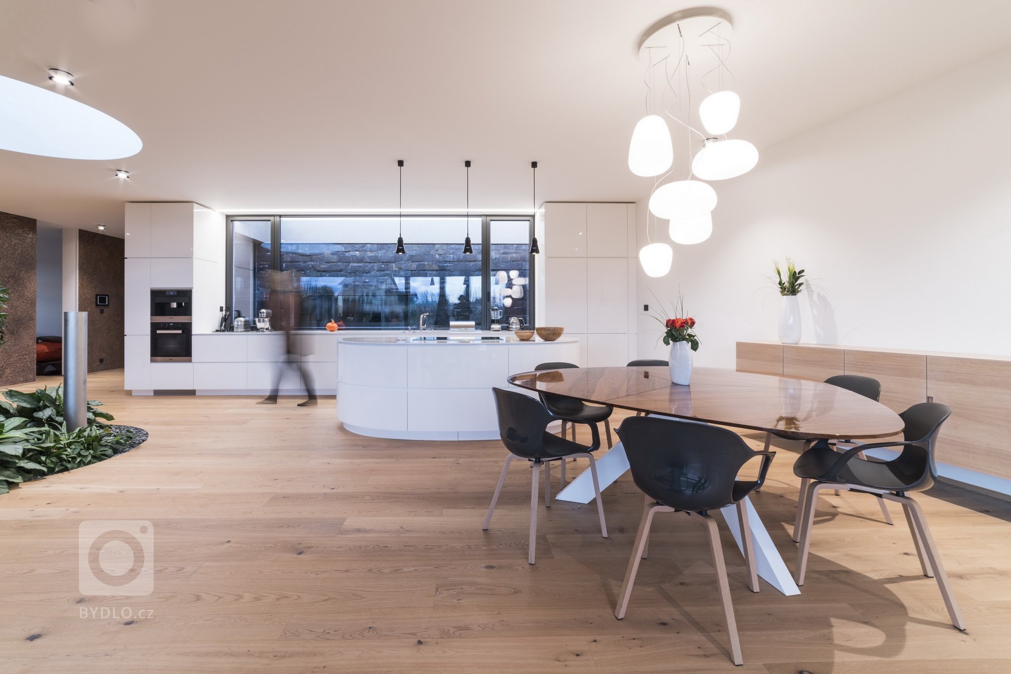 Hlavním konceptem bylo vytvořit otevřený fluidní prostor, který nebude mít žádné zbytečné dveře, chodby ani překážky. Je to jeden z příkladů, jak může dům díky…