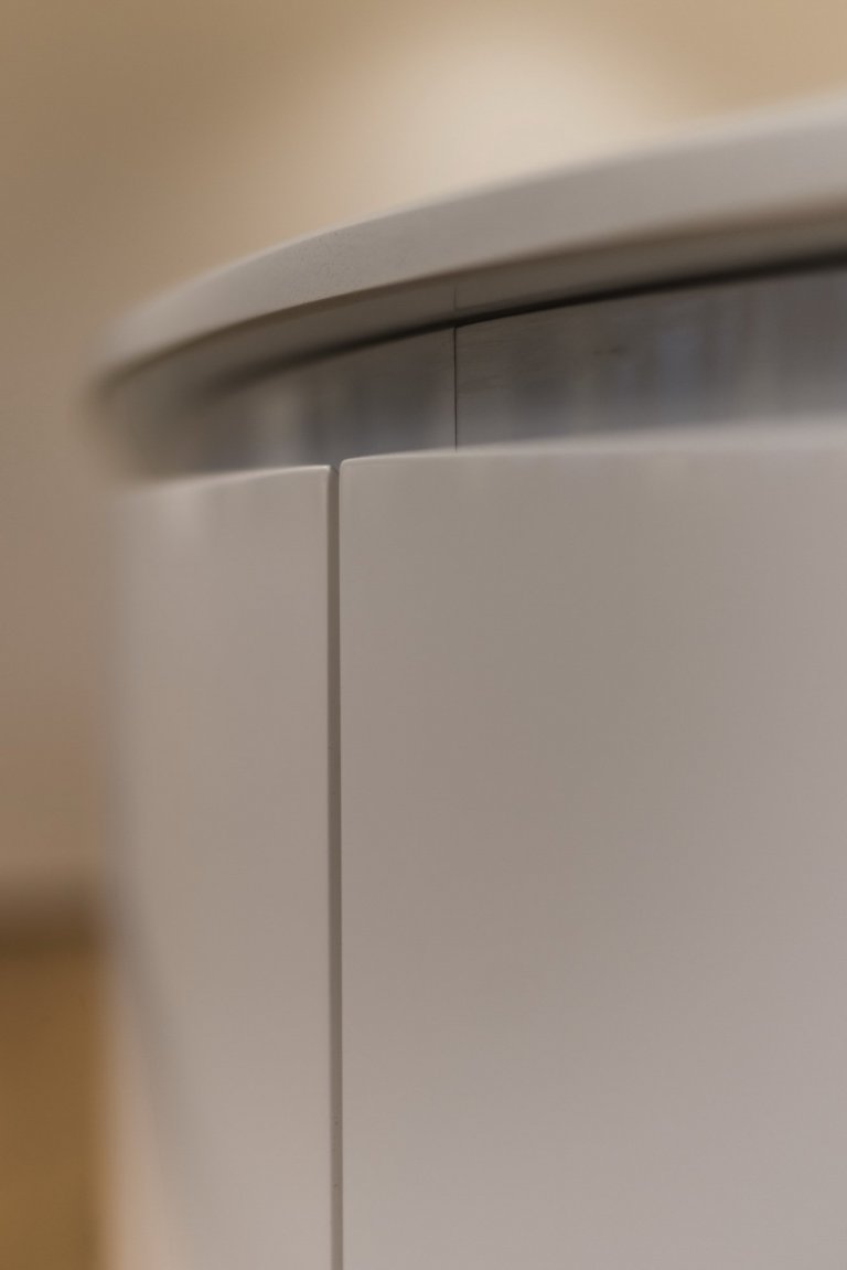 Hlavním konceptem bylo vytvořit otevřený fluidní prostor, který nebude mít žádné zbytečné dveře, chodby ani překážky. Je to jeden z příkladů, jak může dům díky…