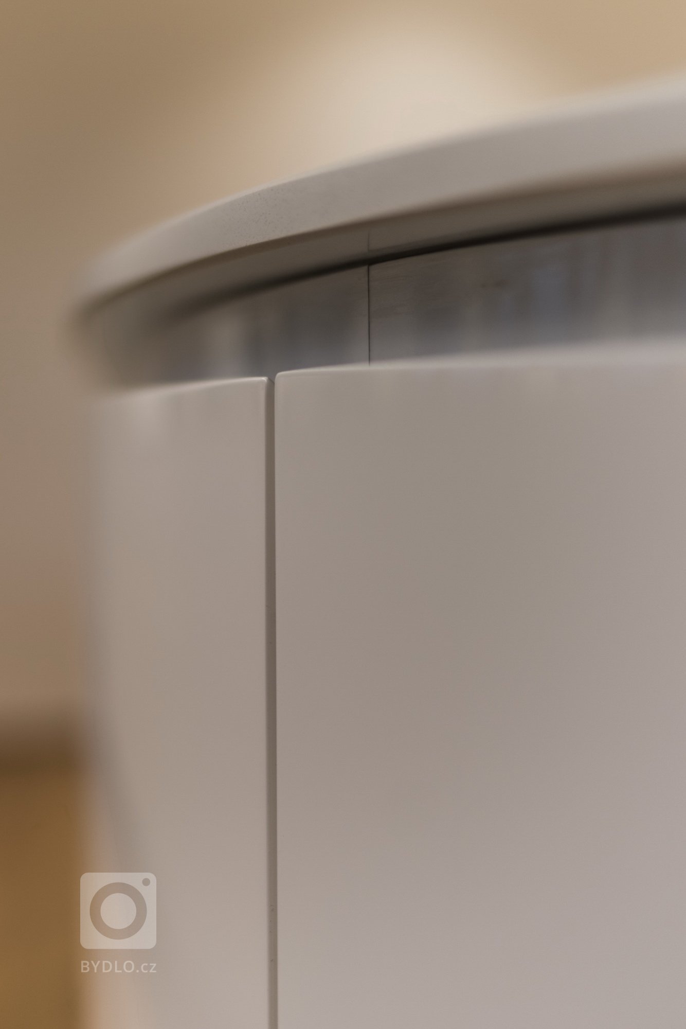 Hlavním konceptem bylo vytvořit otevřený fluidní prostor, který nebude mít žádné zbytečné dveře, chodby ani překážky. Je to jeden z příkladů, jak může dům díky…