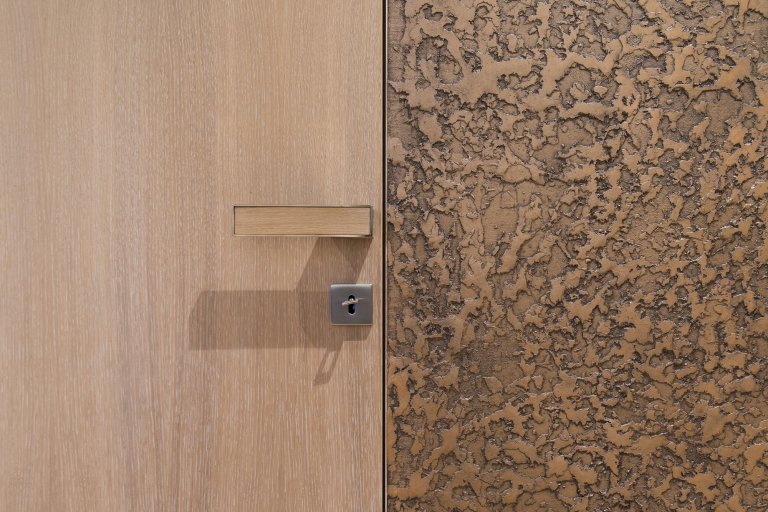 Hlavním konceptem bylo vytvořit otevřený fluidní prostor, který nebude mít žádné zbytečné dveře, chodby ani překážky. Je to jeden z příkladů, jak může dům díky…