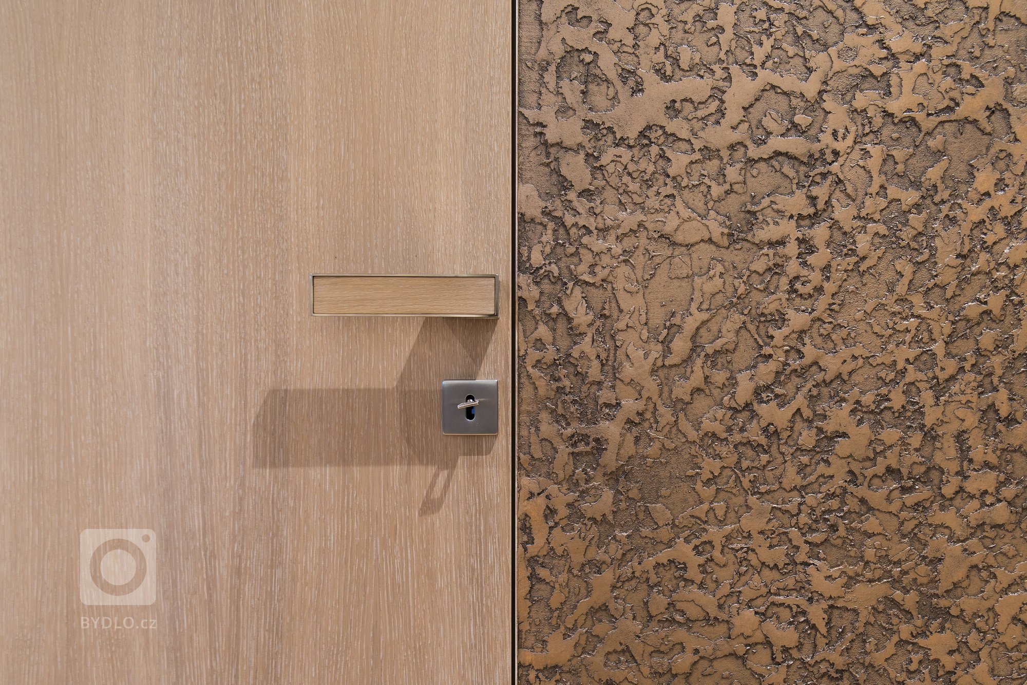 Hlavním konceptem bylo vytvořit otevřený fluidní prostor, který nebude mít žádné zbytečné dveře, chodby ani překážky. Je to jeden z příkladů, jak může dům díky…