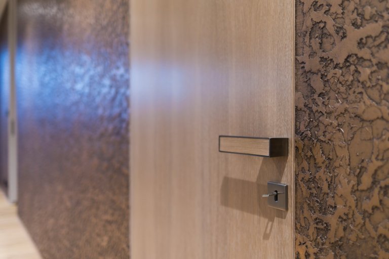 Hlavním konceptem bylo vytvořit otevřený fluidní prostor, který nebude mít žádné zbytečné dveře, chodby ani překážky. Je to jeden z příkladů, jak může dům díky…