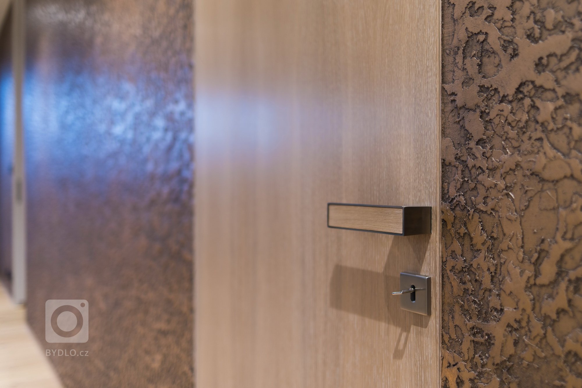 Hlavním konceptem bylo vytvořit otevřený fluidní prostor, který nebude mít žádné zbytečné dveře, chodby ani překážky. Je to jeden z příkladů, jak může dům díky…