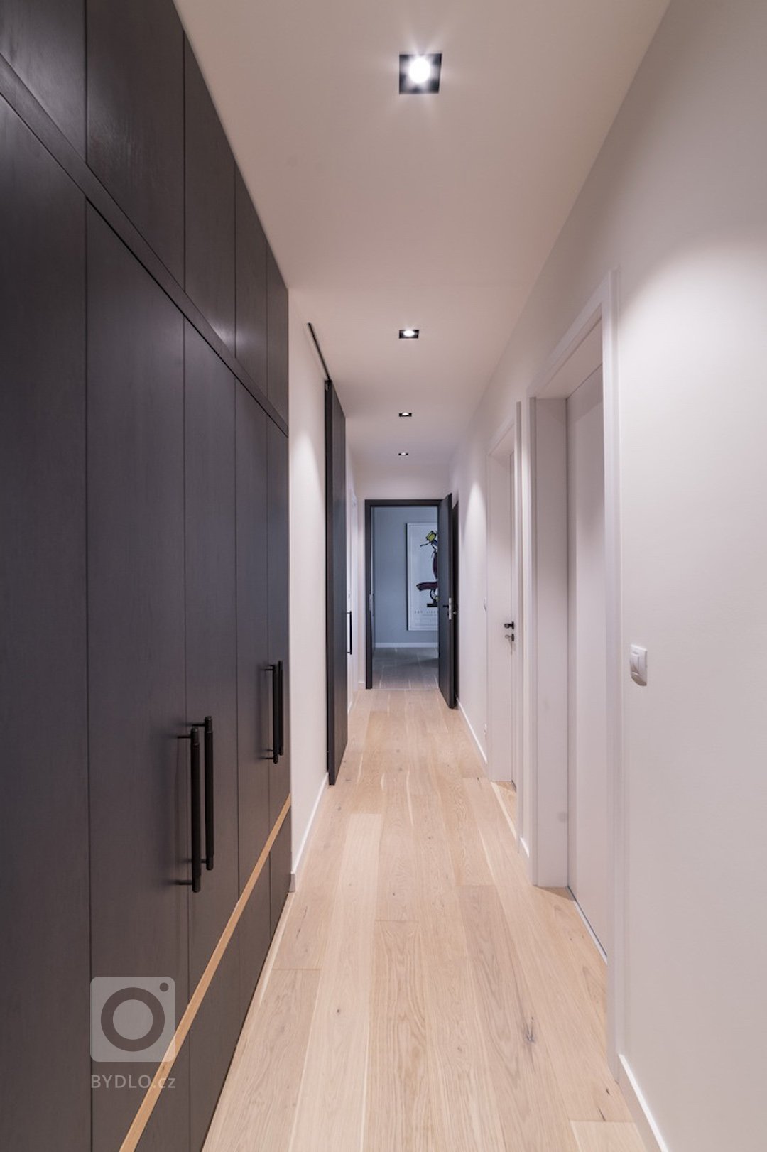 Specifická dispozice a nepravidelnost bytu, dala vzniknout novým konceptům řešení kuchyně. Hlavní devizou bytu je výhled, tedy bylo stěžejní všechny části…