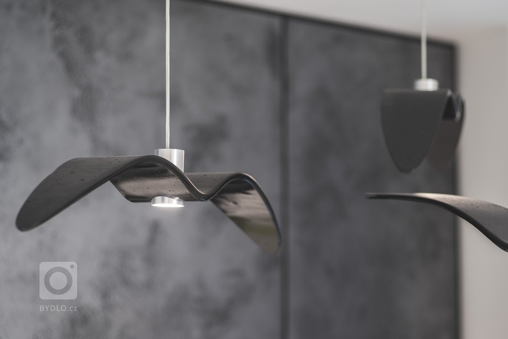 Specifická dispozice a nepravidelnost bytu, dala vzniknout novým konceptům řešení kuchyně. Hlavní devizou bytu je výhled, tedy bylo stěžejní všechny části…