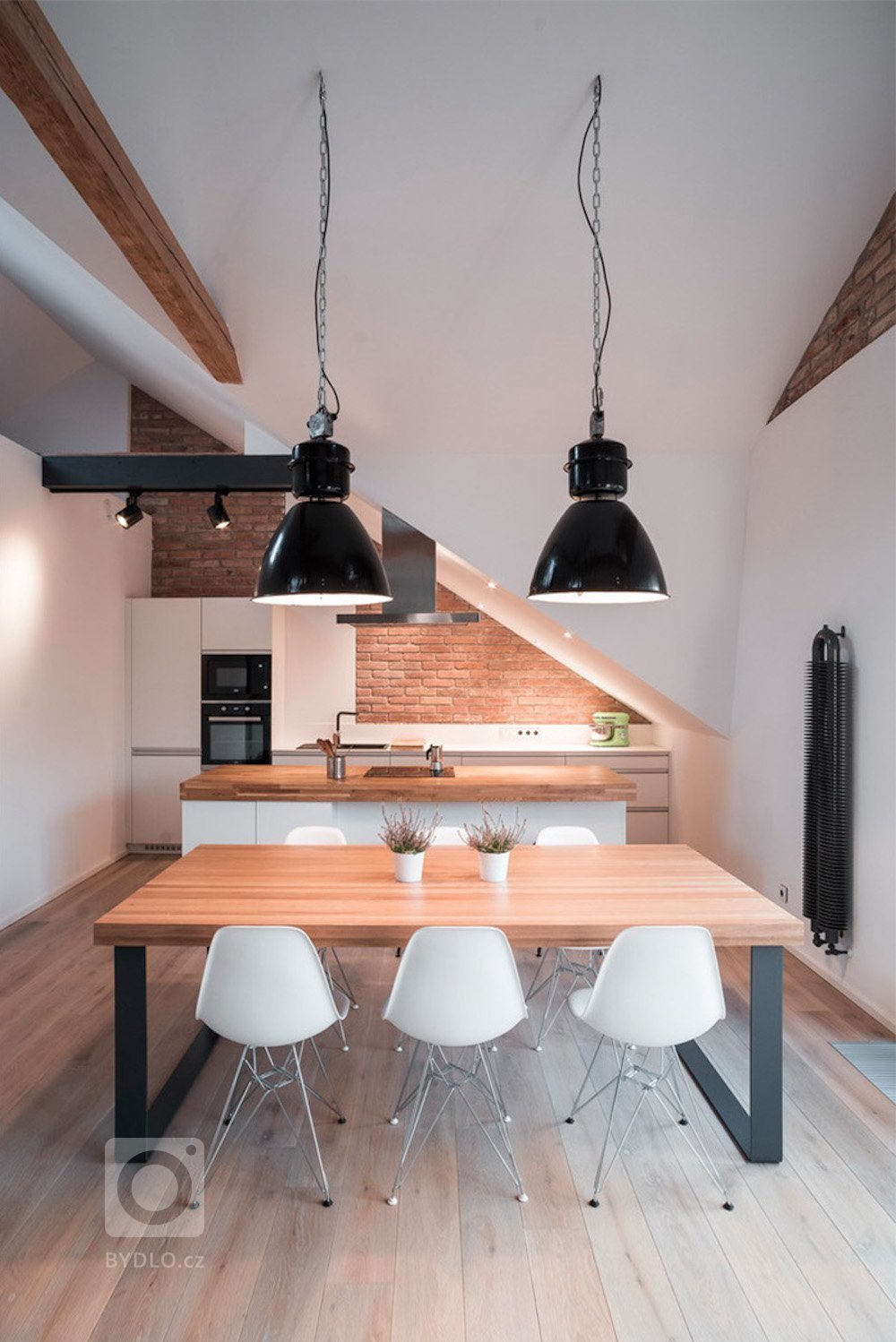 Rekonstrukce dvojdomku je vždy výzvou a v&nbsp;tomto případě,&nbsp;vyhrála varianta zachování původních proporcí domu. Objekt je navržen s&nbsp;třemi bytovými…