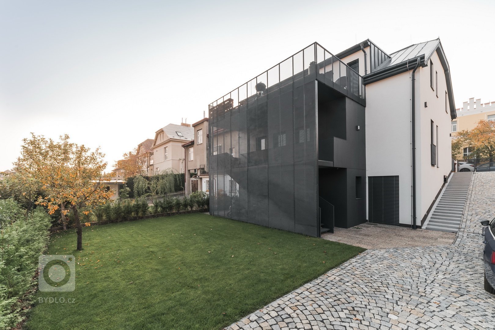 Rekonstrukce dvojdomku je vždy výzvou a v&nbsp;tomto případě,&nbsp;vyhrála varianta zachování původních proporcí domu. Objekt je navržen s&nbsp;třemi bytovými…