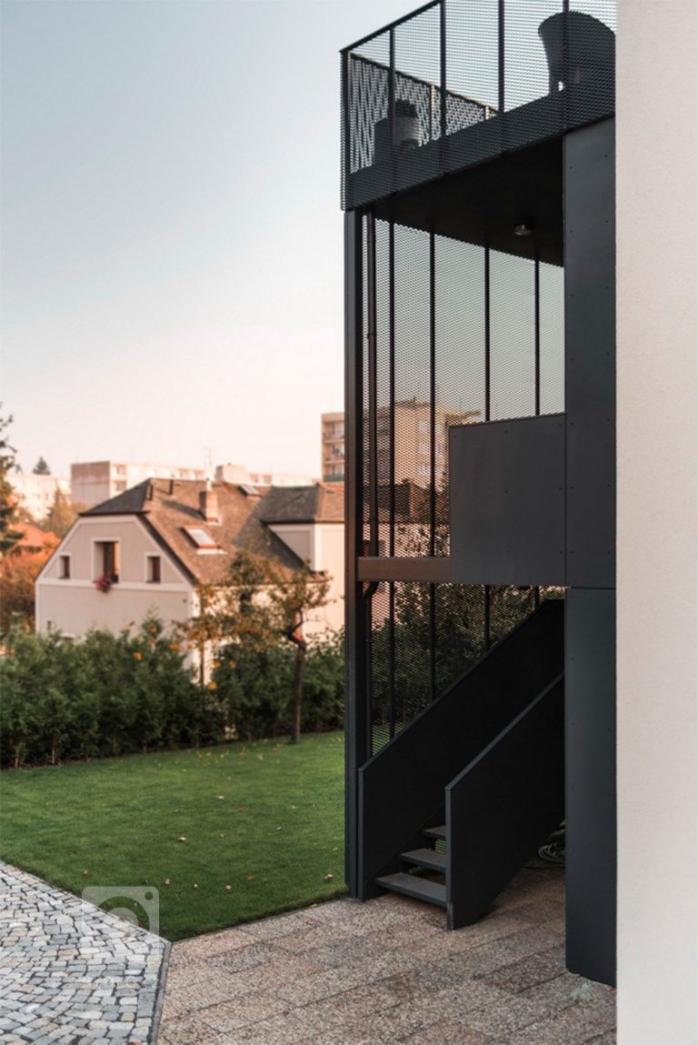 add picture to album