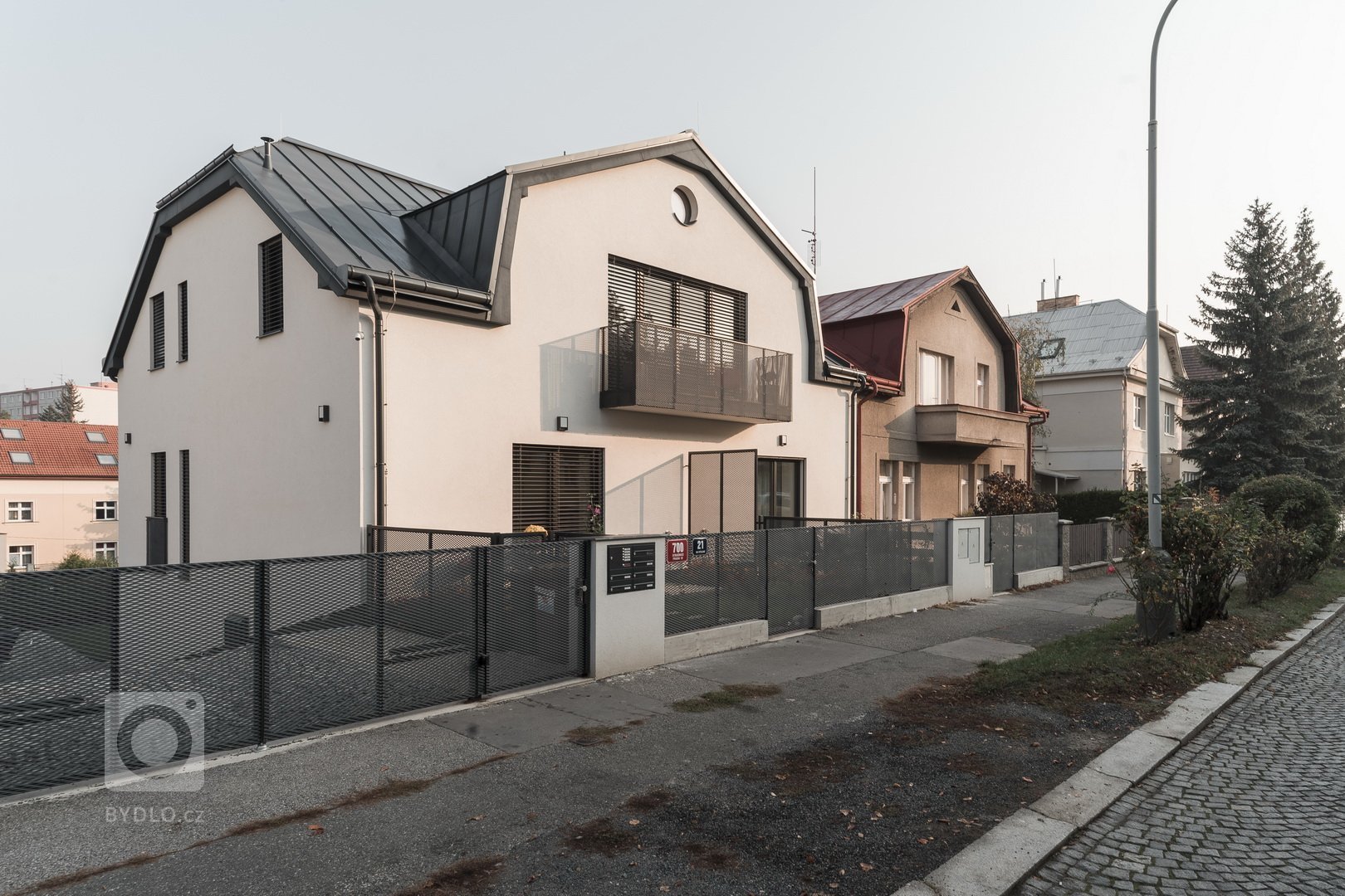 Rekonstrukce dvojdomku je vždy výzvou a v&nbsp;tomto případě,&nbsp;vyhrála varianta zachování původních proporcí domu. Objekt je navržen s&nbsp;třemi bytovými…