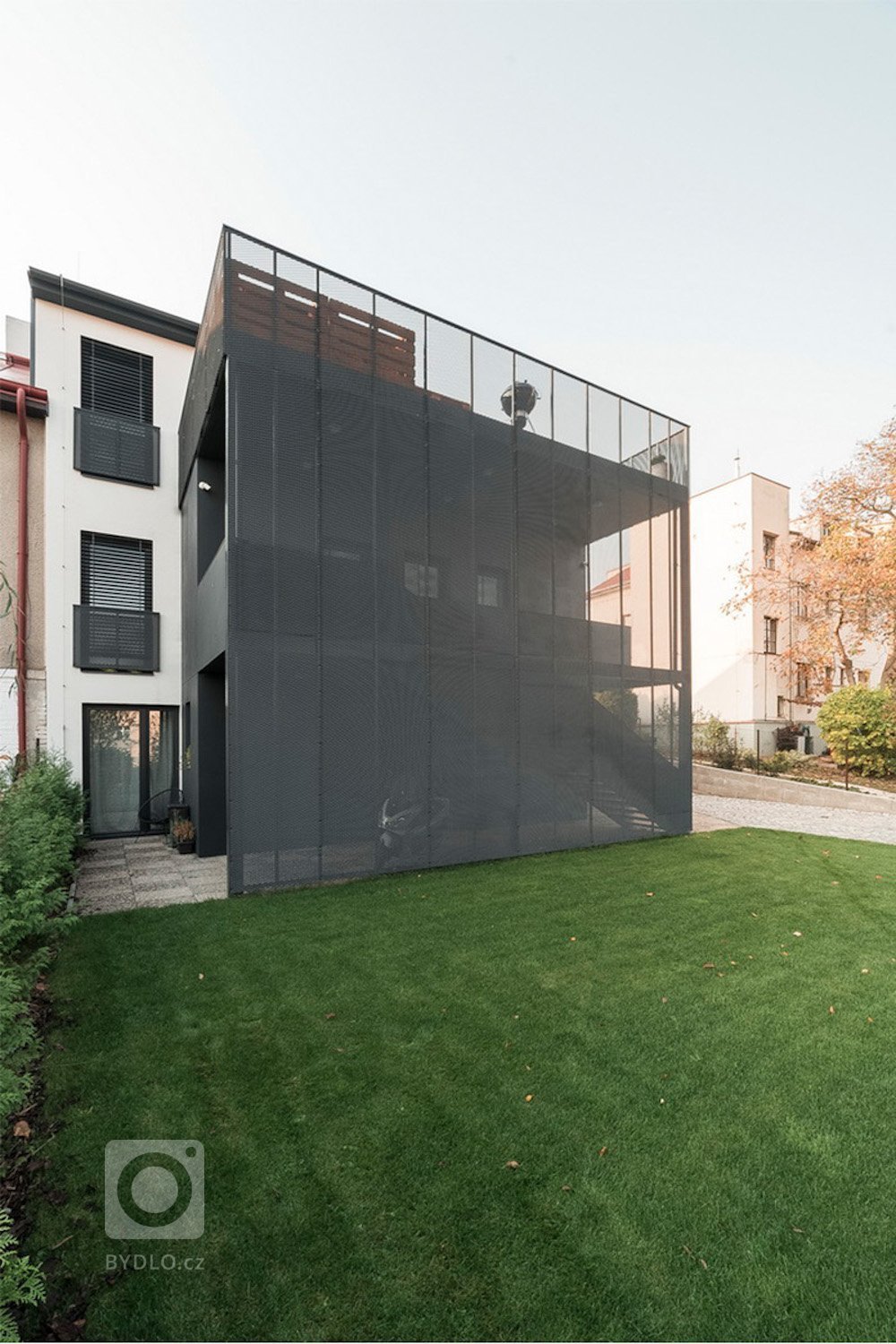 Rekonstrukce dvojdomku je vždy výzvou a v&nbsp;tomto případě,&nbsp;vyhrála varianta zachování původních proporcí domu. Objekt je navržen s&nbsp;třemi bytovými…