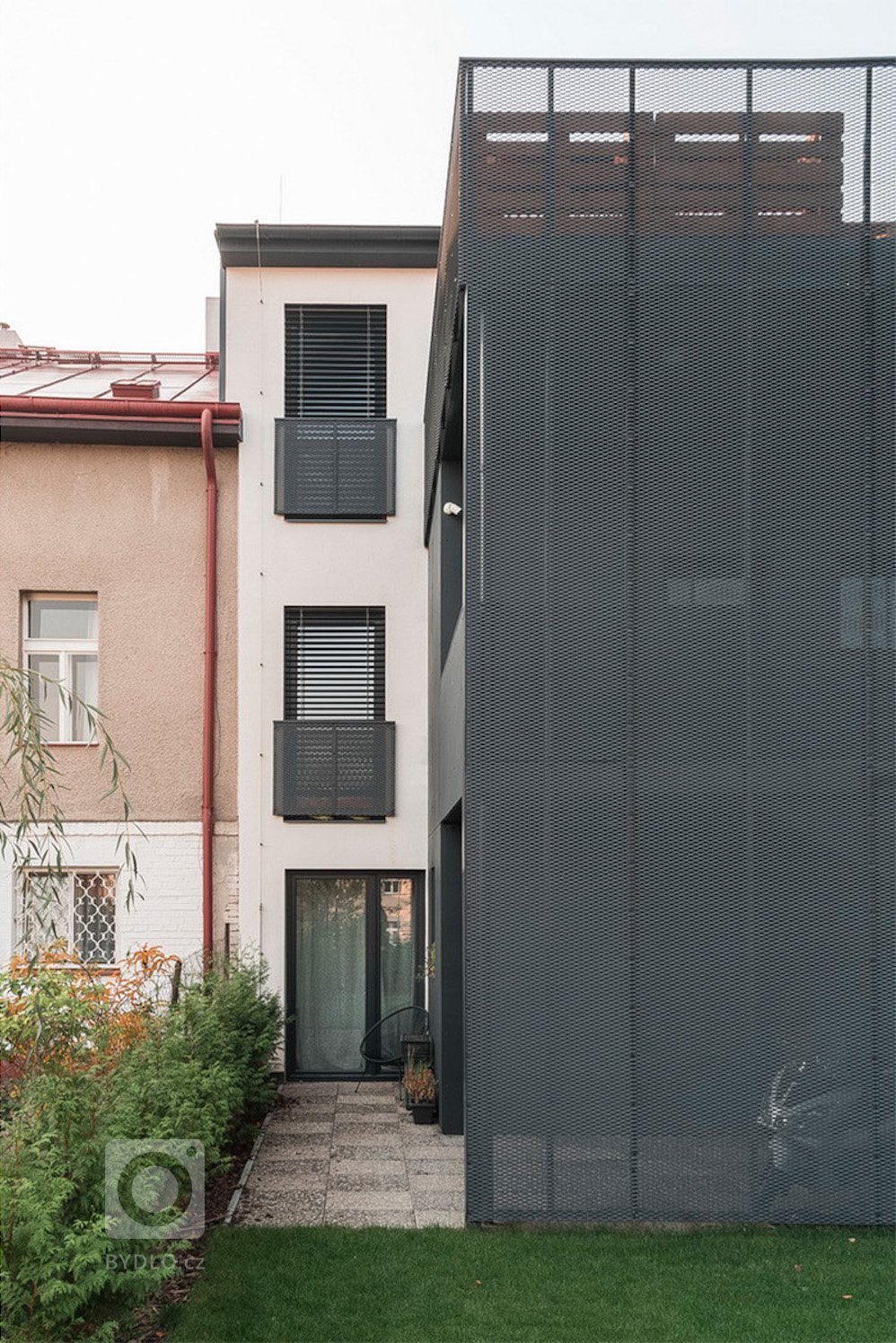 Rekonstrukce dvojdomku je vždy výzvou a v&nbsp;tomto případě,&nbsp;vyhrála varianta zachování původních proporcí domu. Objekt je navržen s&nbsp;třemi bytovými…