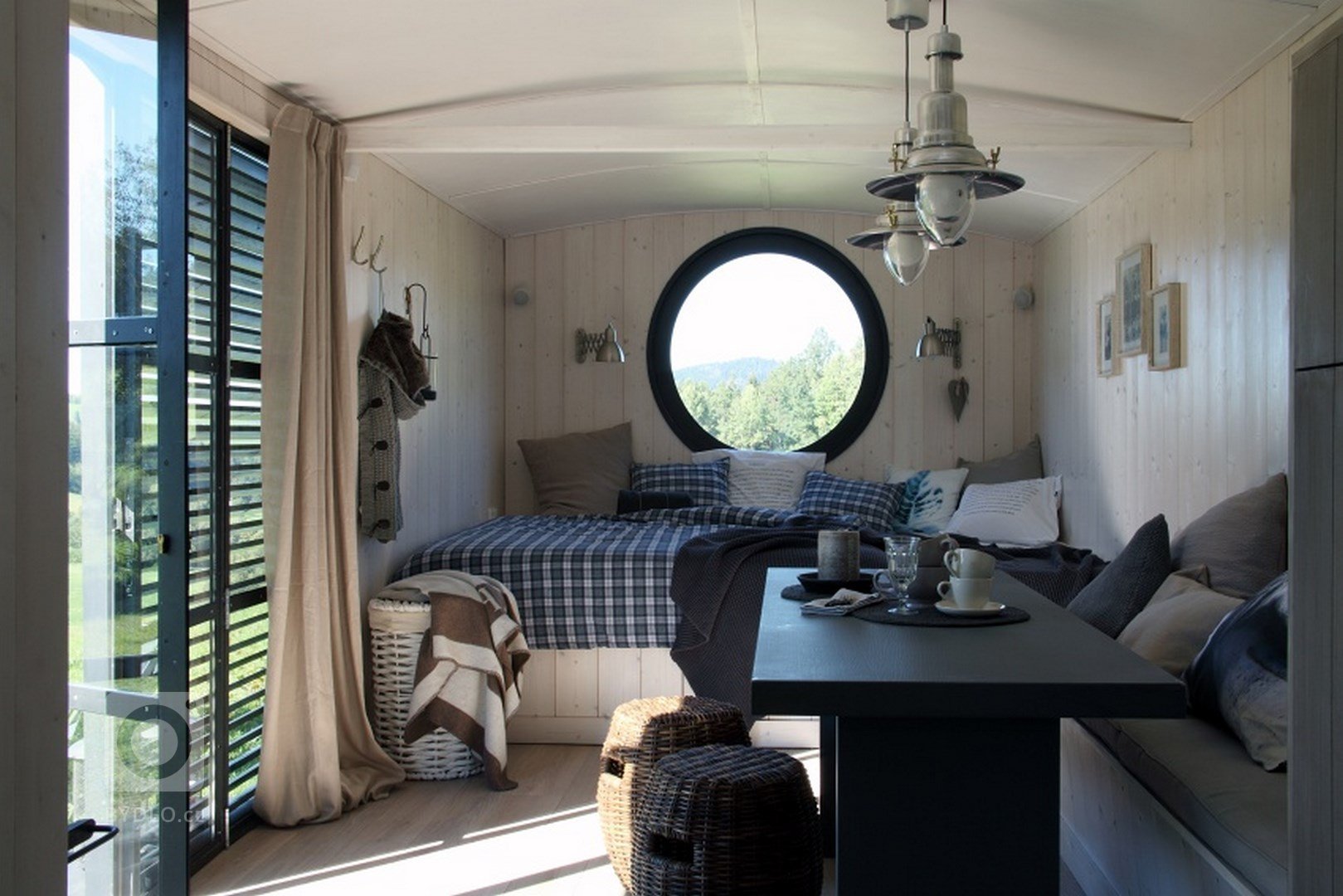 Naše maringotka splňuje požadavky plně komfortního mini bydlení. Může sloužit jako moderní chata, jako &ldquo;depandance&rdquo; k domu pro návštěvy, nebo jako…