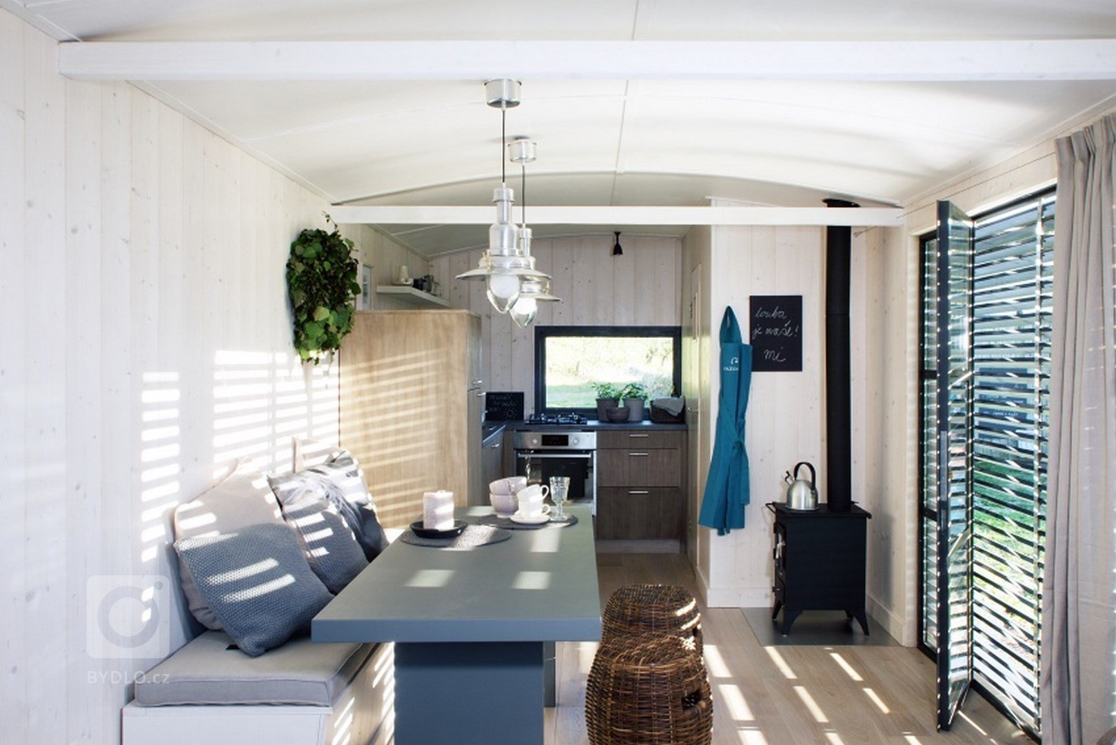 Naše maringotka splňuje požadavky plně komfortního mini bydlení. Může sloužit jako moderní chata, jako &ldquo;depandance&rdquo; k domu pro návštěvy, nebo jako…